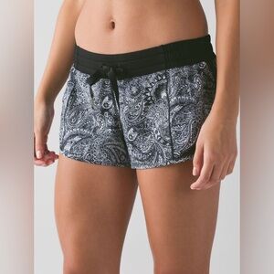 30. Lululemon Hotty Hot Short‎ Mini Antique Paisley White Black size2
